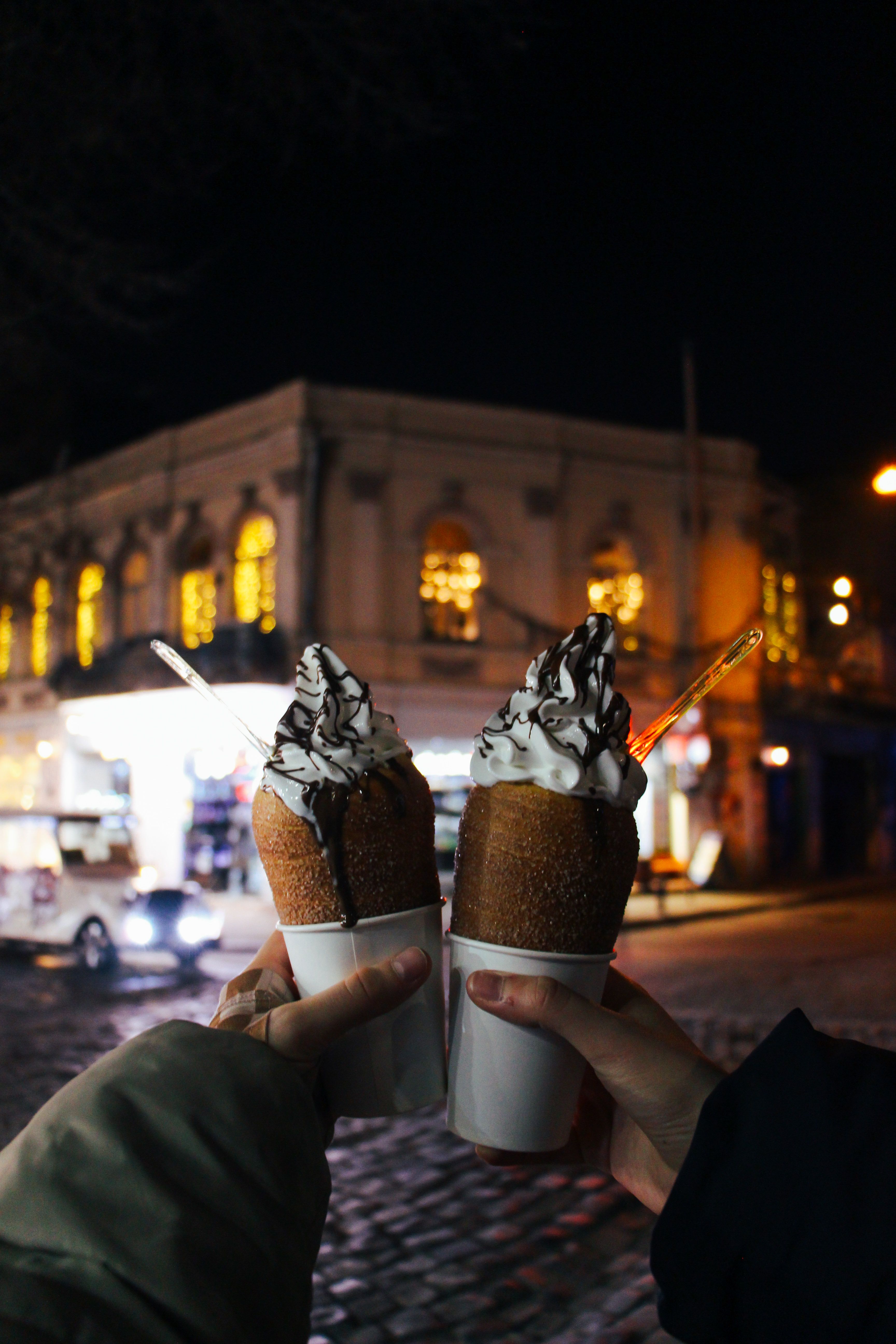Gece şehirde paylaşılan chimney cake
