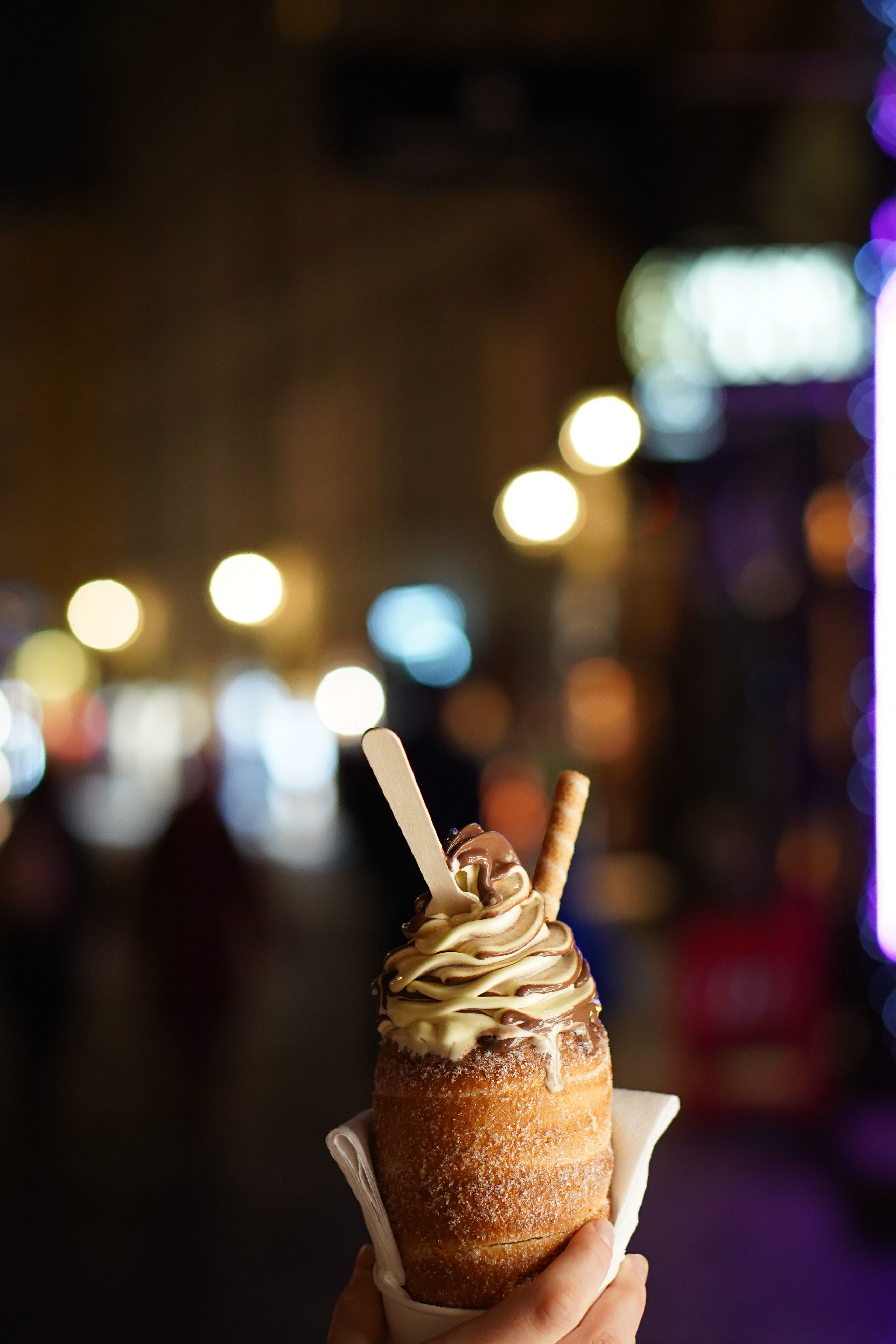 Gece ışıklarında chimney cake